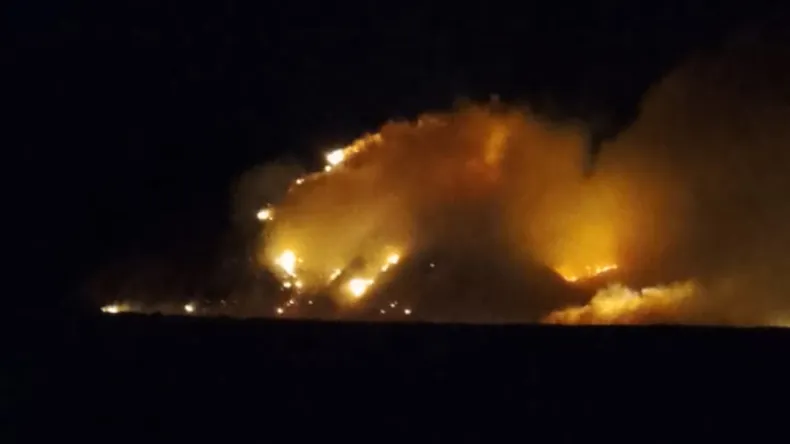 Preocupante incendio de los cerros en Volcán