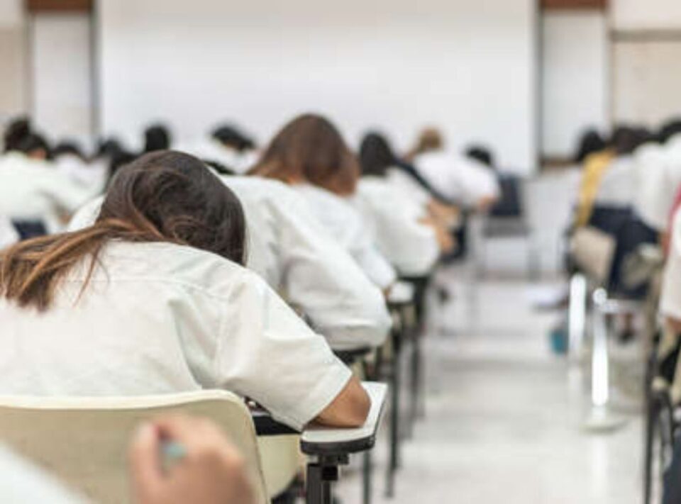Estudiantes rinden el exámen de ingreso a 1° Año